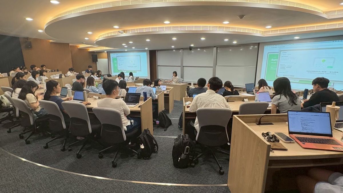 2026 年 5 月政大達賢講堂 AI 應用工作坊現場全景